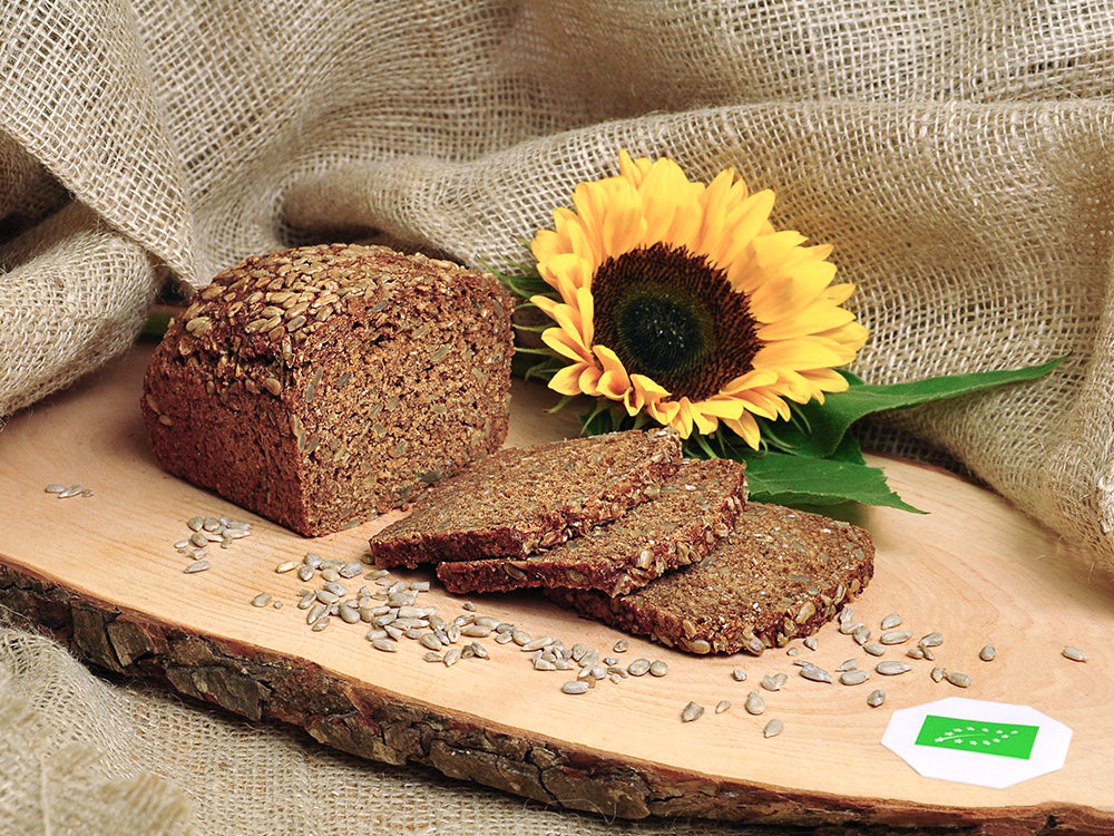 aufgeschnittenes Bio-Sonnenblumen-Vollkornbrot