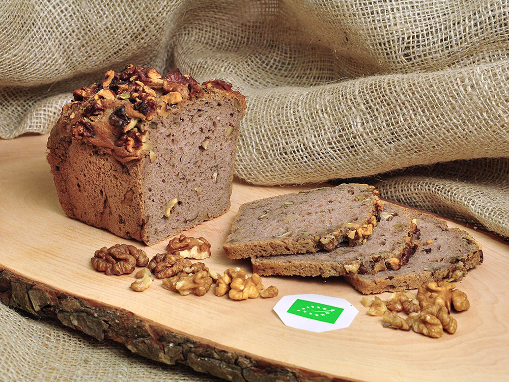 Aufgeschnittenes Bio-Walnussbrot mit knackigen Walnüssen