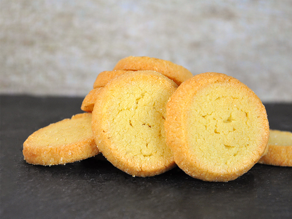 Goldgelbe Buttermürbchen im Detailfoto