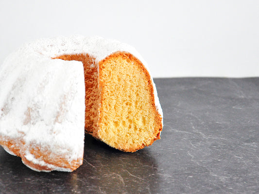 Sandkuchen mit Puderzucker
